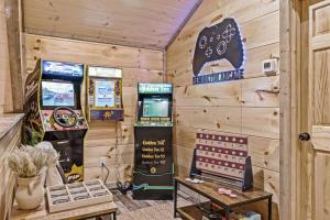 TV a/nebo společenská místnost v ubytování Sleeps 12! • Rare Private Pool • Dollywood 5 Mins