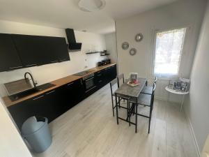 Η κουζίνα ή μικρή κουζίνα στο Gîte 10 pers. avec jardin à 200m des commerces, proche Loire et forêt d'Orléans - FR-1-590-281 +15 φωτογραφίες