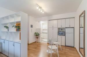a kitchen with white cabinets and a table and chairs at Hermoso Departamento en Palermo! in Buenos Aires +20 photos