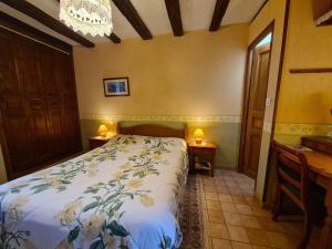 Tempat tidur dalam kamar di Guestroom Saulnay, 1 pièce, 2 personnes - FR-1-591-499