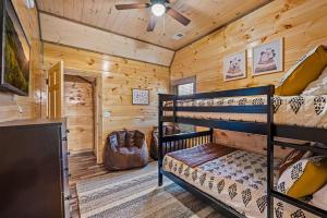 Postel nebo postele na pokoji v ubytování Sleeps 12! • Rare Private Pool • Dollywood 5 Mins