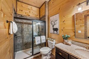 Koupelna v ubytování Sleeps 12! • Rare Private Pool • Dollywood 5 Mins