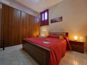 um quarto com uma cama grande e um cobertor vermelho em Il Paradiso di Rosalba by Holiday World em Ficarazzi
