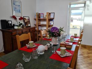 Restaurace v ubytování Guestroom Cravant, 1 pièce, 3 personnes - FR-1-590-288