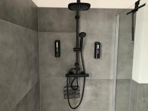 een douche met een douchekop in de badkamer bij APPARTEMENT3 in Dahn