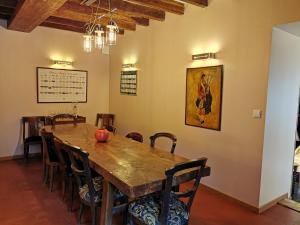 uma sala de jantar com uma mesa de madeira e cadeiras em Guestroom Faverelles, 2 pièces, 4 personnes - FR-1-590-302 em Faverelles