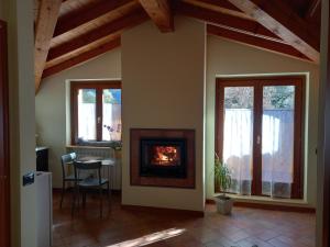 sala de estar con chimenea y mesa en CASA VACANZE TANIA, en Somendenna