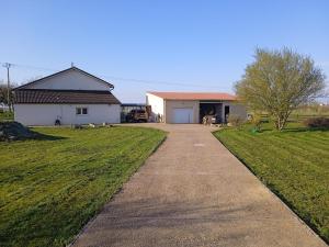 a driveway leading to a house with a yard at Évasion Tranquille entre Briey et Longuyon - Chambre d'Hôtes sur 5 Hectares - FR-1-584-288 in Lantéfontaine