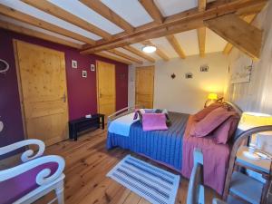 um quarto com uma cama num quarto com pisos em madeira em Guestroom Rochesson, 1 pièce, 4 personnes - FR-1-589-565 em Rochesson