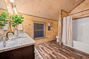Koupelna v ubytování Sleeps 12! • Rare Private Pool • Dollywood 5 Mins