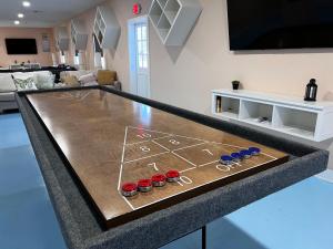 una mesa con un juego en ella en una sala de estar en Hummingbird House New & Cozy, en Sarasota