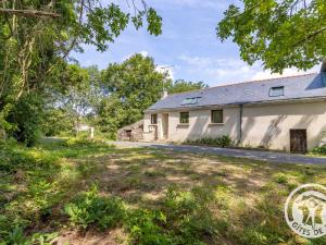 vista esterna di un edificio bianco con cortile di Maison de Vacances Rénovée sur l'Île Fluviale de Chalonnes, Terrasse, BBQ, Prêt de Vélos - FR-1-622-61 a Chalonnes-sur-Loire