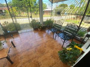 Habitación con sillas, mesa y algunas plantas en Summer house, en Puerto Jiménez