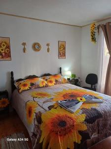1 dormitorio con 1 cama con edredón de flores en Summer house, en Puerto Jiménez