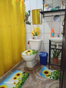 y baño con aseo y lavamanos. en Summer house, en Puerto Jiménez