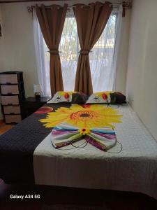 Un dormitorio con una cama con una manta de flores. en Summer house, en Puerto Jiménez