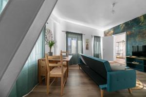 un salon avec une table et un canapé dans l'établissement Résidence Nature - Appartements design en centre ville, à Cusset