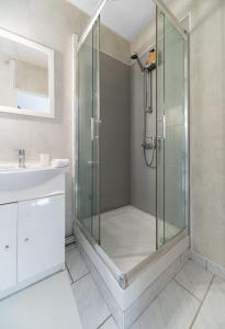 une salle de bain avec douche et lavabo dans l'établissement Résidence Nature - Appartements design en centre ville, à Cusset 37 autres photos