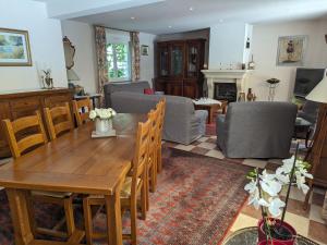 comedor y sala de estar con mesa de madera en Gîte Louvemont, 4 pièces, 6 personnes - FR-1-611-93, en Louvemont