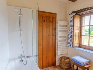 uma casa de banho com uma banheira, um chuveiro e uma janela. em Guestroom Doué-en-Anjou, 1 pièce, 2 personnes - FR-1-622-63 em Méa