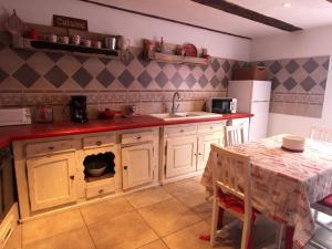 cocina con fregadero y mesa con sidx sidx sidx sidx en Gîte Ammerschwihr, 4 pièces, 5 personnes - FR-1-744-23, en Ammerschwihr