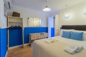 een blauwe en witte slaapkamer met een groot bed bij Moments from Baixa and Alfama by LDapartments in Lissabon