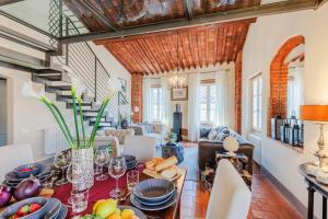 ein Wohnzimmer mit einem Tisch mit Essen drauf in der Unterkunft Casa Lucky, Romantic Modern 3 bedrooms Penthouse in Lucca