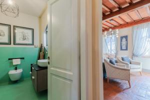 ein Bad mit einem Waschbecken und einem WC in einem Zimmer in der Unterkunft Casa Lucky, Romantic Modern 3 bedrooms Penthouse in Lucca