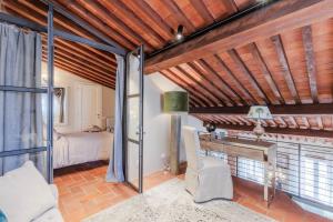 Schlafzimmer mit einem Schreibtisch und einem Bett in einem Zimmer in der Unterkunft Casa Lucky, Romantic Modern 3 bedrooms Penthouse in Lucca