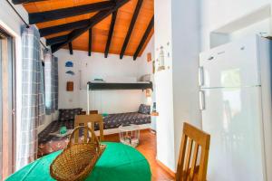 タヴィラにあるOne bedroom property with shared pool and terrace at Таvira 1 km away from the beachのテーブル付きの部屋、二段ベッド付きの部屋