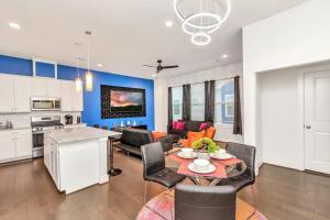 Una cocina y una sala de estar con mesa y sillas. en Prolific Chic Getaway Ft Style Comfort Location, en Houston