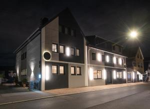 een gebouw met lichten aan de zijkant 's nachts bij Neckarperle in Edingen-Neckarhausen