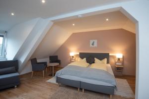 1 dormitorio con 1 cama grande y 2 sillas en Neckarperle en Edingen-Neckarhausen