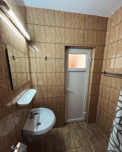 科斯蒂內甚蒂的住宿－Vila TIARA Costinesti，浴室设有白色门和水槽