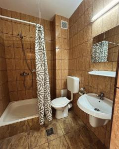 y baño con aseo y lavamanos. en Vila TIARA Costinesti, en Costinesti