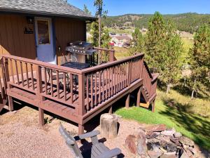 eine große Terrasse mit Grill auf einem Haus in der Unterkunft Mountain View Lodge & Cabins in Hill City