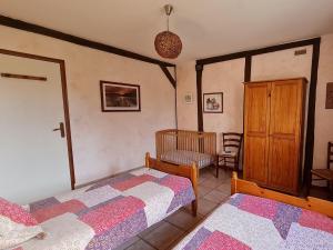 een slaapkamer met 2 bedden en een stoel bij Gîte Donnery, 4 pièces, 6 personnes - FR-1-590-380 in Donnery