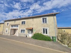 ein altes Backsteinhaus an der Straßenseite in der Unterkunft Gîte Lironville, 5 pièces, 10 personnes - FR-1-584-295 in Lironville