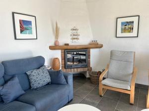 - un salon avec un canapé bleu et une cheminée dans l'établissement Las Palmeres 6, à Torroella de Montgrí