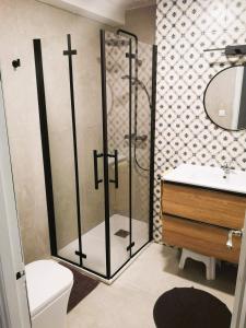 La salle de bains est pourvue d'une douche, de toilettes et d'un lavabo. dans l'établissement Rincón del Atlántico, à Isla Cristina