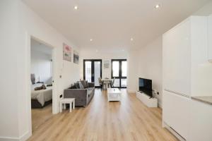 索利赫爾的住宿－Modern Comfort: Seven Stays Broadoaks，带沙发和电视的白色客厅
