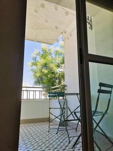 - un balcon avec 2 chaises et une table sur une terrasse couverte dans l'établissement Rincón del Atlántico, à Isla Cristina