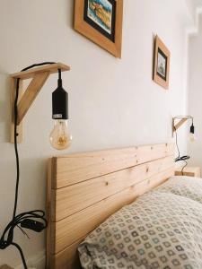 - une chambre avec un lit doté d'une tête de lit en bois dans l'établissement Rincón del Atlántico, à Isla Cristina