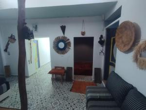 uma sala de estar com um sofá e uma mesa em Village donkey em Essaouira