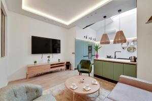 uma sala de estar com um sofá, uma mesa e uma cozinha em 166 Suite Roza - Superb apartment in Paris. em Paris
