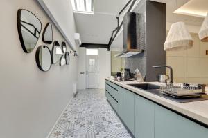 eine Küche mit einer Spüle und einer Arbeitsplatte in der Unterkunft 166 Suite Roza - Superb apartment in Paris. in Paris