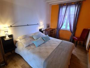- une chambre avec un grand lit et 2 oreillers dans l'établissement Gîte La Ferté-Saint-Aubin, 5 pièces, 7 personnes - FR-1-590-397, à La Ferté-Saint-Aubin