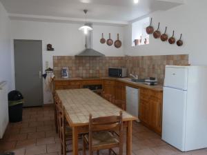 Η κουζίνα ή μικρή κουζίνα στο Gîte Ouzouer-sur-Trézée, 4 pièces, 8 personnes - FR-1-590-383