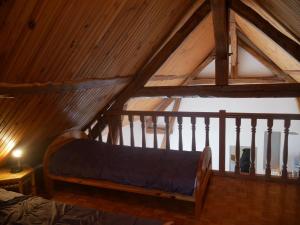 1 dormitorio con 1 cama en un ático de madera en Gîte Ouzouer-sur-Trézée, 4 pièces, 8 personnes - FR-1-590-383 en Ouzouer-sur-Trézée