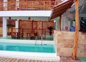 a house with a swimming pool and a table and chairs at Punta Pico in Bocapán